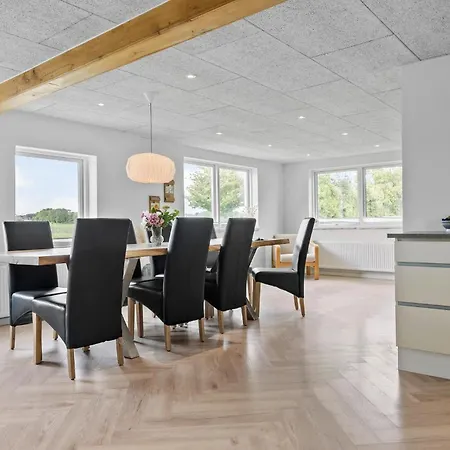 3 Bedroom Beautiful In Casa de Férias *