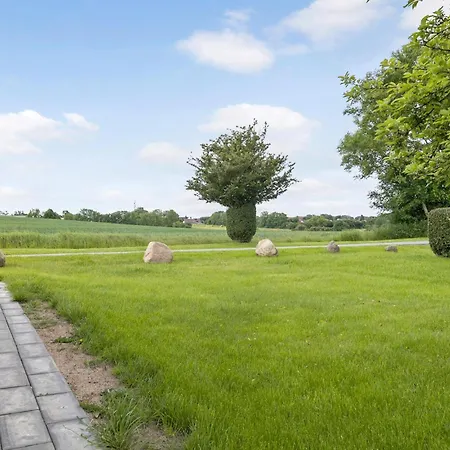 3 Bedroom Beautiful In Semesterbostad *